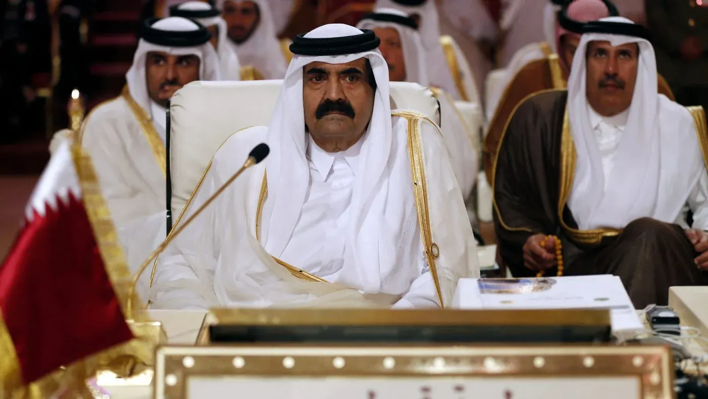 الشيخ حمد بن خليفة آل ثاني في اجتماع رسمي، مؤسس نهضة قطر الحديثة ودبلوماسي بارز في أسواق الطاقة والإعلام.
