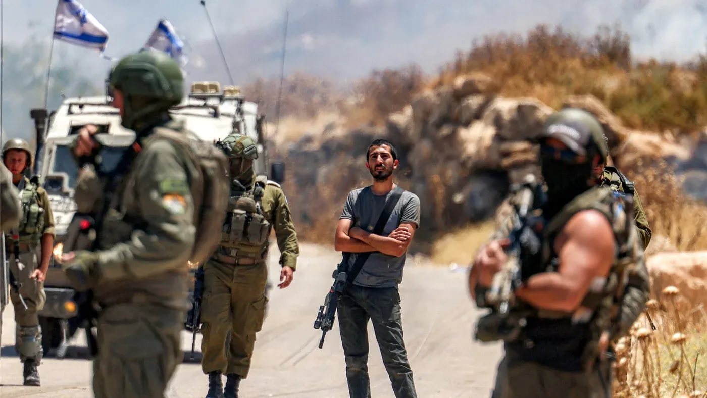 مواجهات بين جنود إسرائيليين وشاب فلسطيني في الضفة الغربية، وسط تصاعد التوترات الأمنية والسياسية.