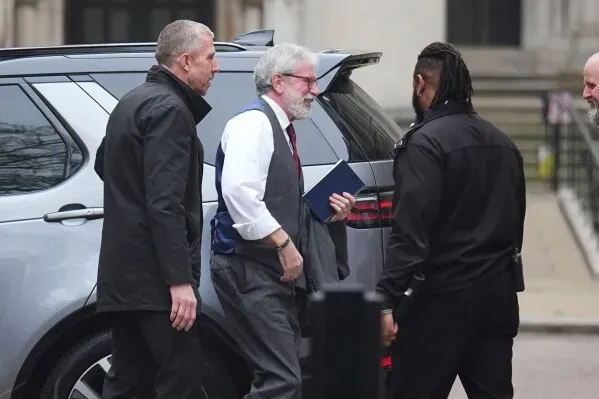 جيري آدامز، الزعيم السابق لحزب الشين فين، يصل إلى المحكمة في لندن، وسط حراسة، لمواجهة اتهامات تتعلق بتفجيرات الجيش الجمهوري الأيرلندي.