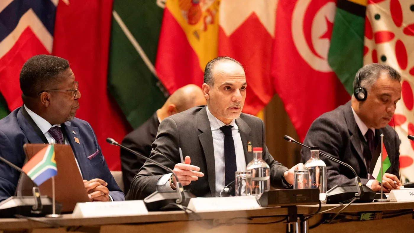 اجتماع وزراء من أربعين دولة في لاهاي لمناقشة إنفاذ القانون الدولي في فلسطين، مع التركيز على الاستيطان الإسرائيلي في الضفة الغربية.