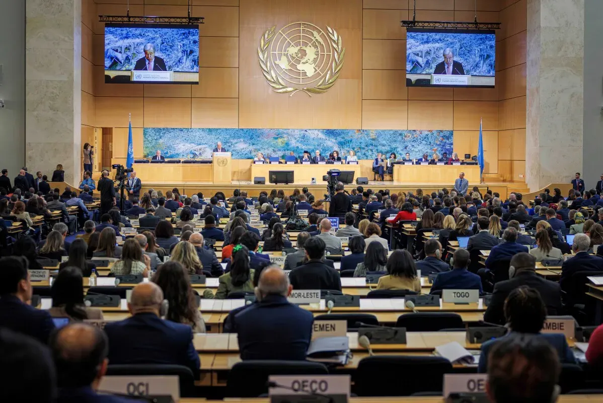 جلسة في الأمم المتحدة تضم مرشحين لقيادة المنظمة، مع جمهور كبير من السفراء والمندوبين، حيث يتناولون قضايا عالمية مهمة.