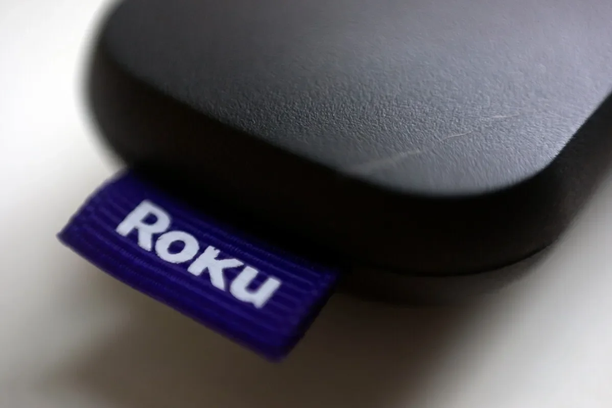 جهاز Roku مع شريط أرجواني يحمل الاسم، يمثل جزءاً من صفقة استحواذ Fox Corp. على Roku بقيمة 22 مليار دولار.
