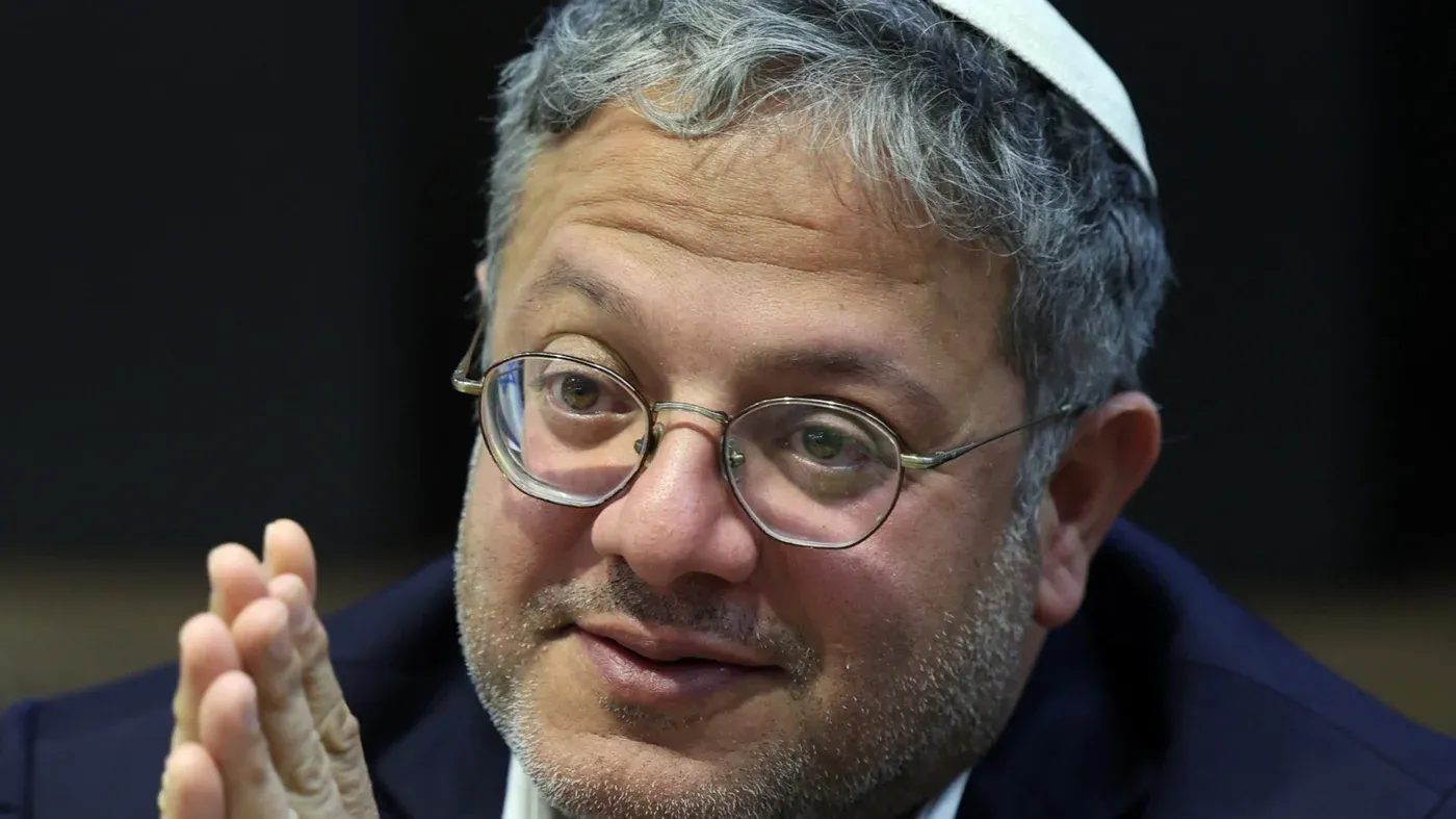 وزير الأمن القومي الإسرائيلي إيتمار بن غفير يتحدث بجدية، مع التركيز على تعبير وجهه، في سياق الأحداث حول إساءة معاملة ناشطي أسطول الحرية.