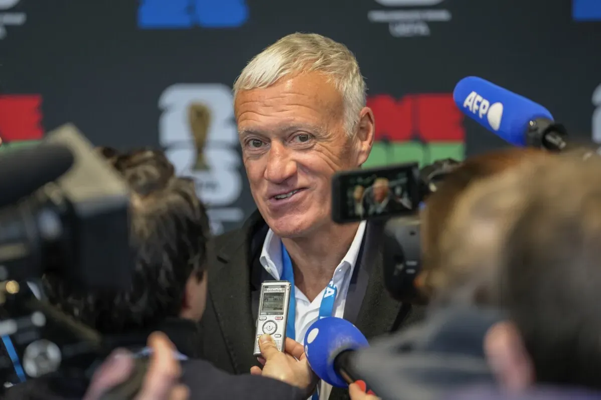 ديشامب يتحدث للصحفيين بعد إعلانه عدم استمراره كمدرب لمنتخب فرنسا بعد كأس العالم 2026.