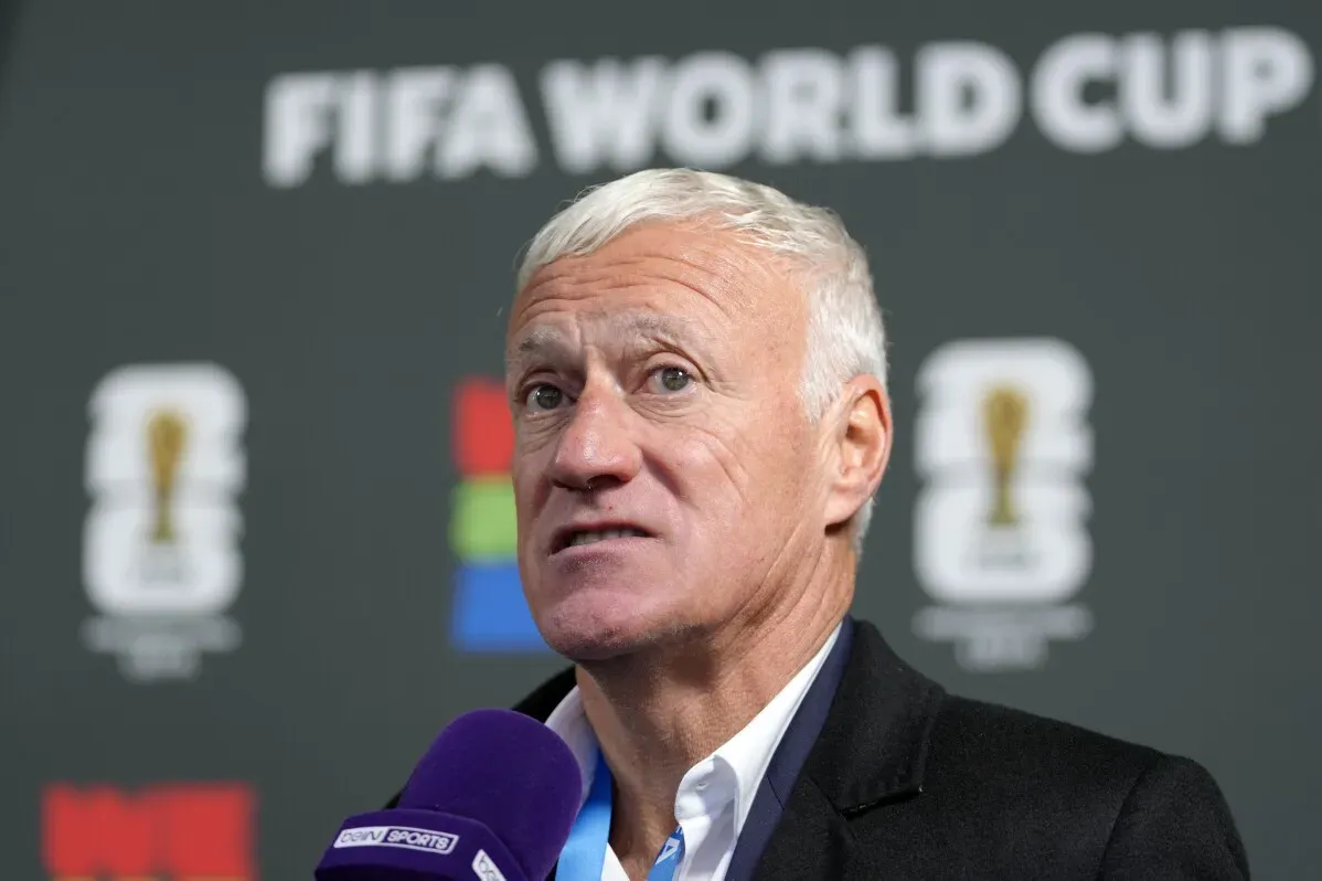 ديدييه ديشامب يتحدث في مؤتمر صحفي، معلنًا عن عدم استمراره كمدرب لمنتخب فرنسا بعد كأس العالم 2026.