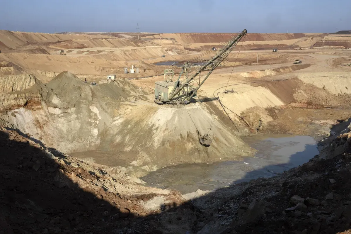 موقع تعدين يحتوي على معدات ثقيلة، حيث تُستخرج المعادن الهامة، في سياق المفاوضات الفرنسية الأوكرانية حول إمدادات المعادن.