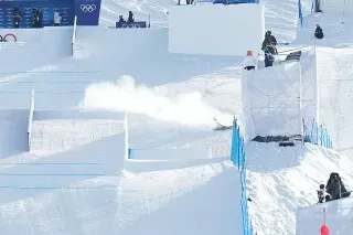 إيلين غو تتزلج في مسار "سلوب ستايل" خلال تصفيات سباق التزلج المنحدر للسيدات في أولمبياد الشتاء، بعد أداء قوي في الجولة الثانية.