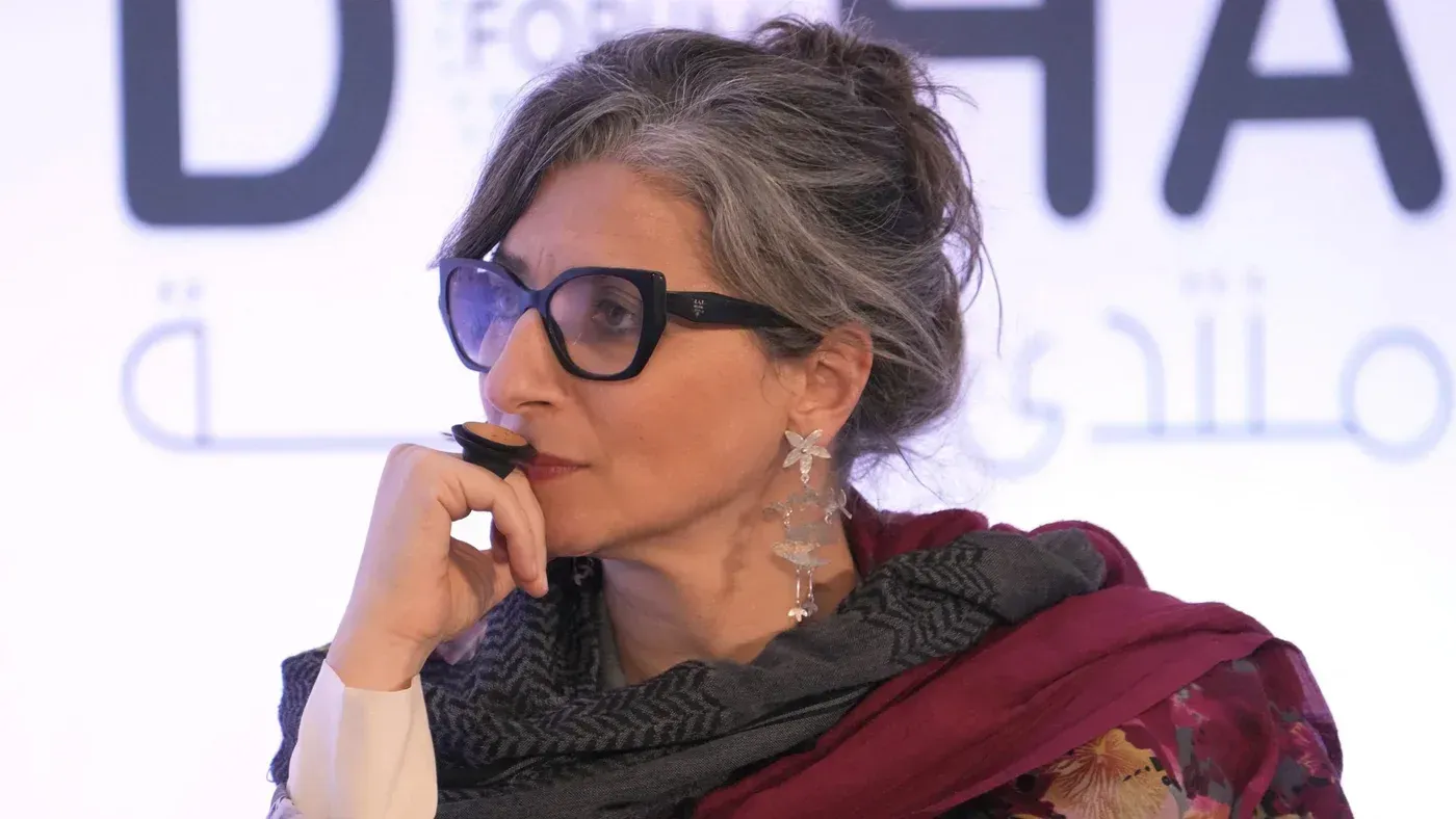 صورة لفرانشيسكا ألبانيز، المقررة الخاصة للأمم المتحدة المعنية بفلسطين، خلال مشاركتها في منتدى. تعكس تعبيراتها الجادة اهتمامها بالقضايا الإنسانية.