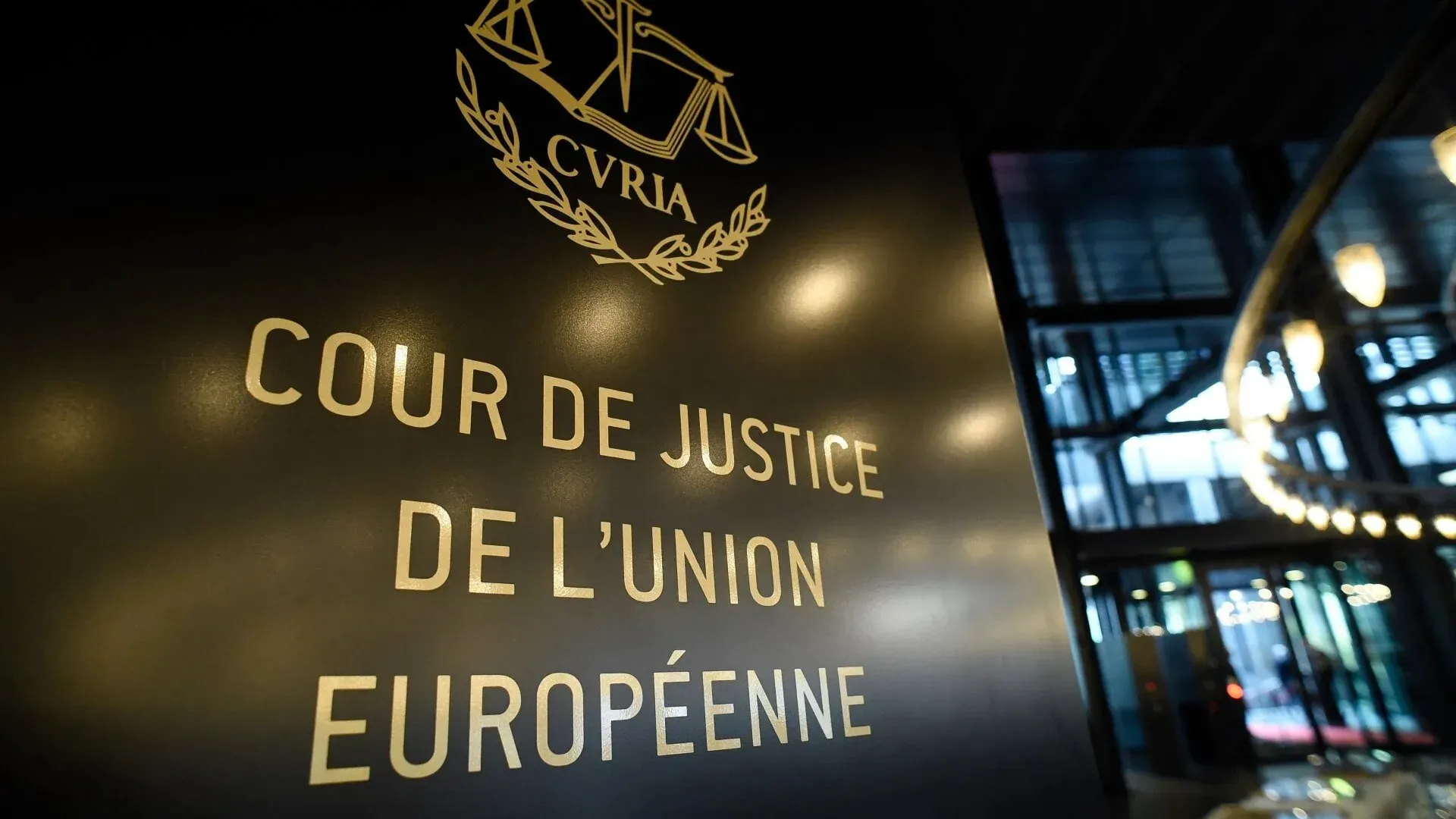 شعار محكمة العدل الأوروبية، مع التركيز على اسم المحكمة، في سياق رفع قضية ضد الاتحاد الأوروبي بسبب تقاعسه في مواجهة الإبادة الجماعية في غزة.