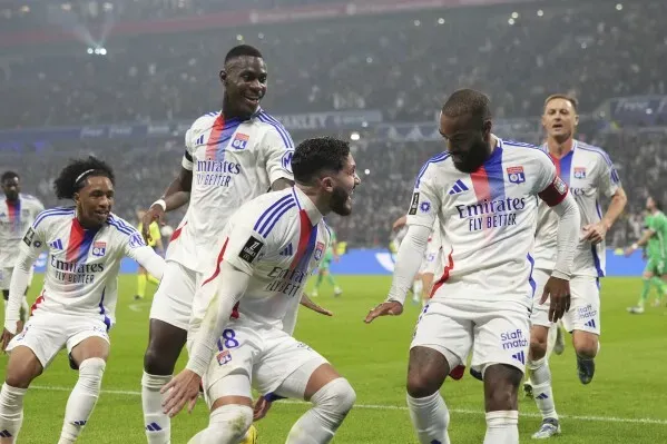 فريق أولمبيك ليون يحتفل بتأهله للبقاء في الدوري الفرنسي بعد استئناف ناجح ضد الهبوط، وسط أجواء من الفرح والتفاؤل.