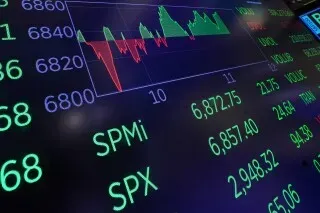 مخطط بياني يعرض تحركات الأسهم مع أرقام مؤشرات السوق، مما يعكس نشاط المستثمرين الأفراد في التداول.