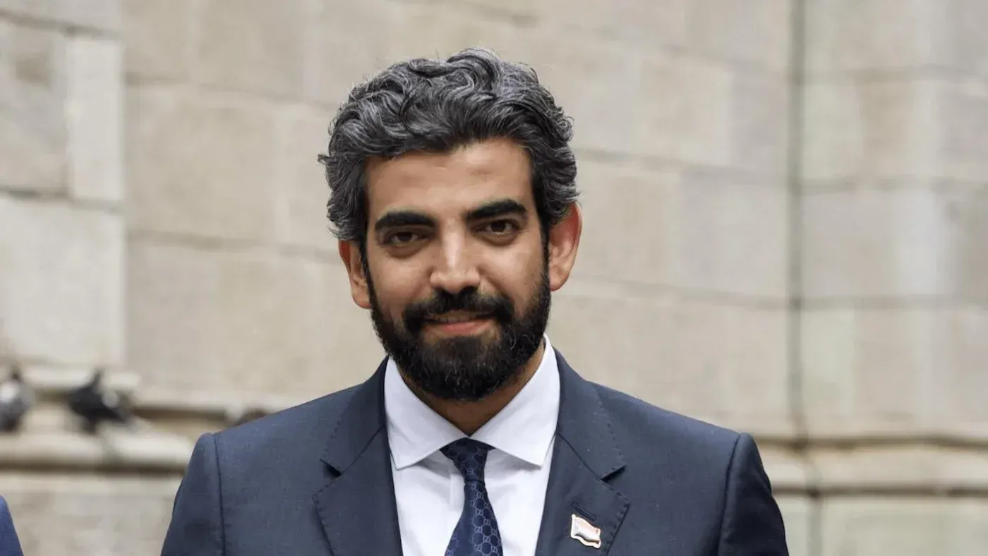 عمرو البيض، مسؤول بارز في المجلس الانتقالي الجنوبي، يتحدث عن التحديات السياسية والأمنية في اليمن خلال مقابلة في لندن.