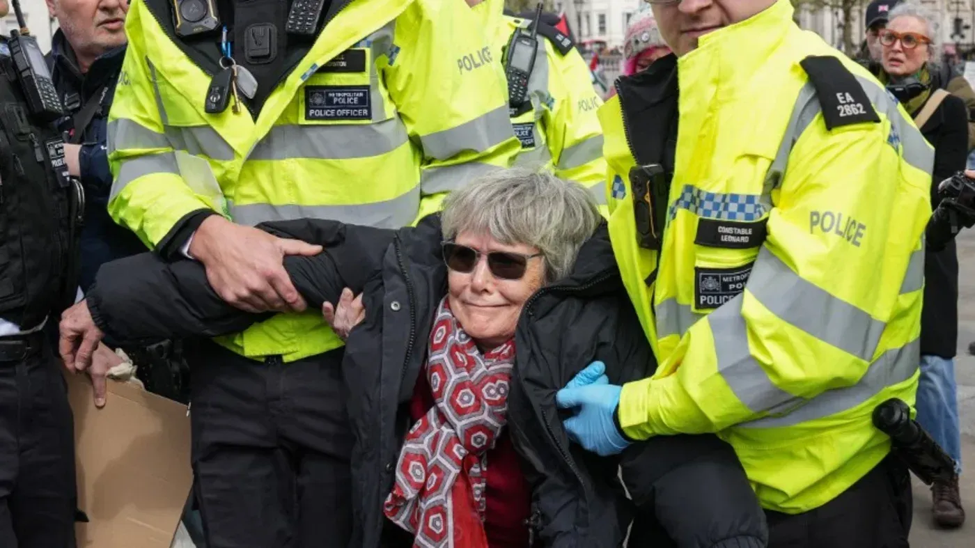 احتجاز محتجة مسنّة من قبل الشرطة أثناء تظاهرة، مما يعكس تصاعد القمع ضد حرية التعبير وحق الاحتجاج في بريطانيا.