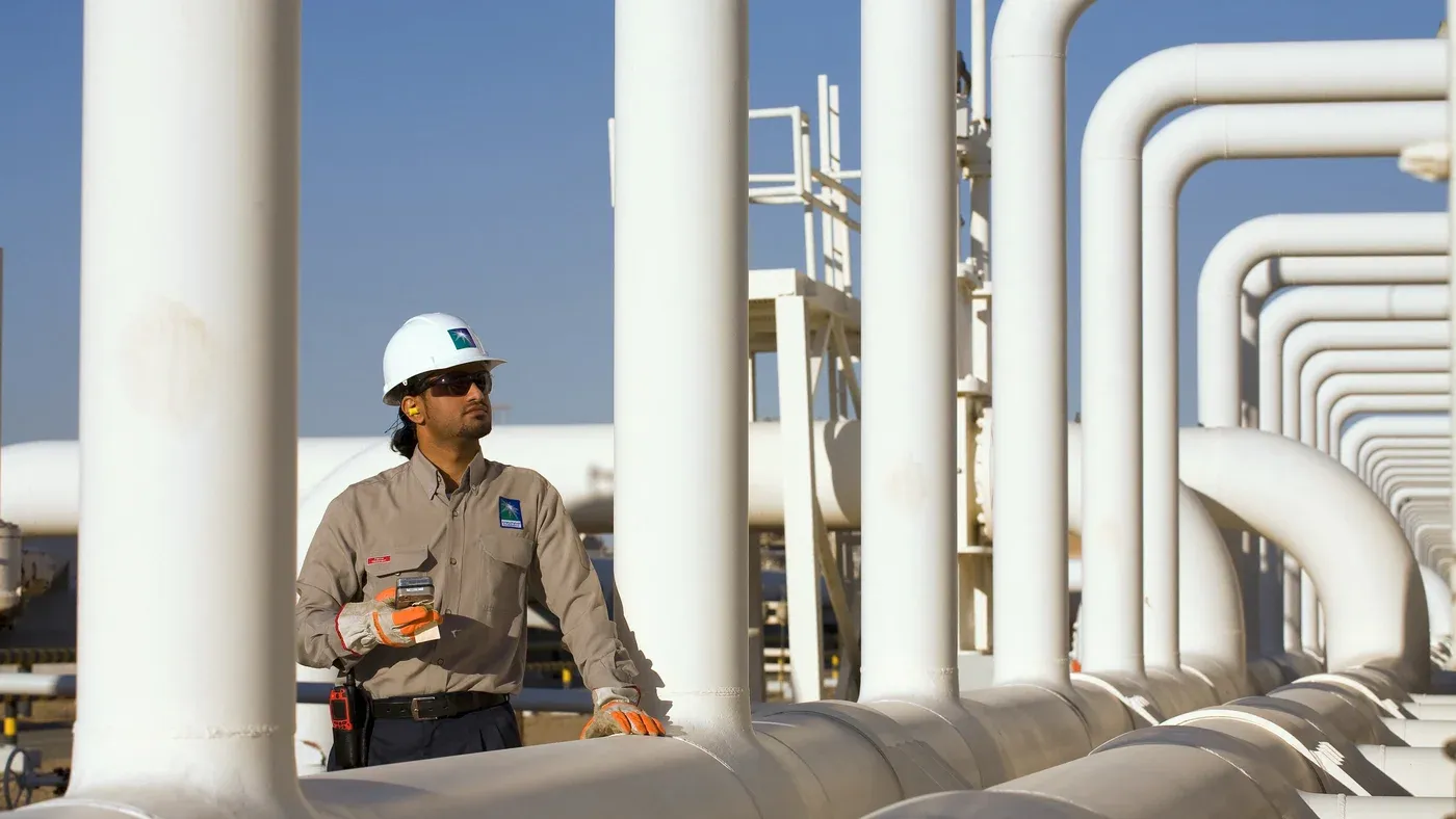 مهندس يرتدي خوذة ونظارات واقية يتفقد خطوط أنابيب النفط في الإمارات، ضمن مشاريع البنية التحتية لتجاوز مضيق هرمز.