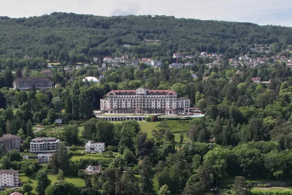فندق Royal في إيفيان-ليه-بان محاط بالطبيعة الخضراء، حيث يستعد لاستضافة قمة مجموعة السبع وسط إجراءات أمنية مشددة.