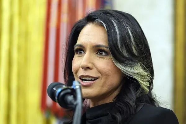 تولسي غابارد تتحدث في مؤتمر، معبرة عن دعمها لجهود ترامب في تحقيق السلام بين روسيا وأوكرانيا وتعزيز العلاقات الهندية الأمريكية.