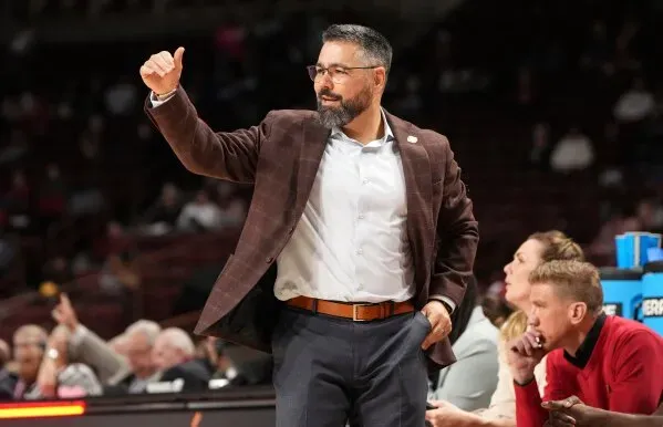مدرب فريق إنديانا يشير بإيجابية خلال مباراة NCAA، حيث قاد فريقه للفوز على يوتا 76-68 في البطولة الوطنية.