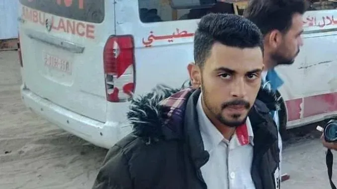 رفعت رضوان، المسعف الفلسطيني، يقف بالقرب من سيارة إسعاف في غزة قبل لحظات من مقتله أثناء محاولته إنقاذ الجرحى.