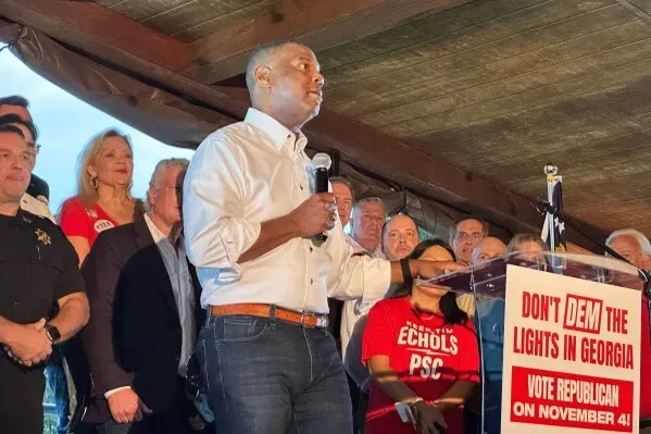 تجمع انتخابي في جورجيا حيث يتحدث فيتز جونسون، مرشح جمهوري، أمام حشد من المؤيدين قبل الانتخابات المقررة في 4 نوفمبر.