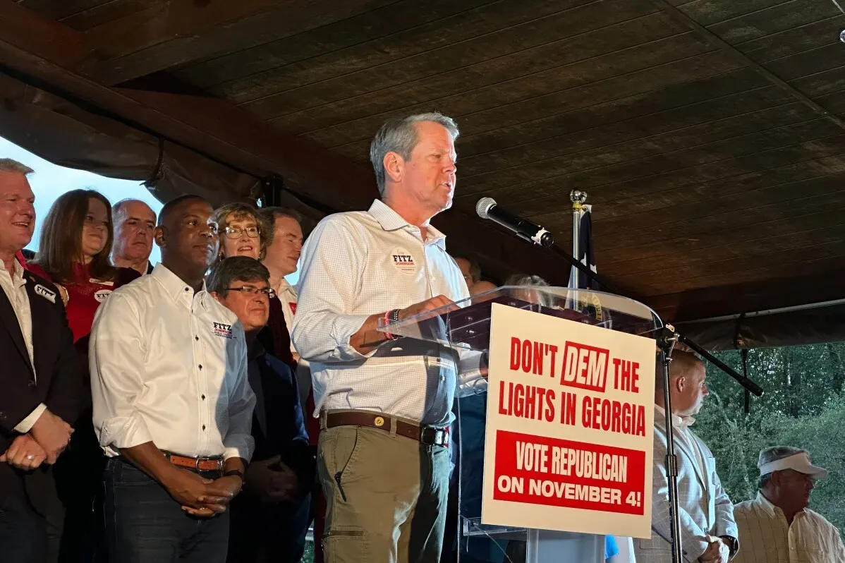 حاكم جورجيا بريان كيمب يتحدث في تجمع انتخابي، محاطًا بداعمين، مع لافتة تدعو للتصويت للجمهوريين في 4 نوفمبر.