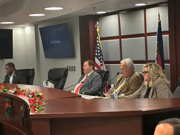 اجتماع لجنة الخدمة العامة في جورجيا لمناقشة زيادة سعة الطاقة، حيث يظهر الأعضاء الرئيسيون في قاعة الاجتماعات.