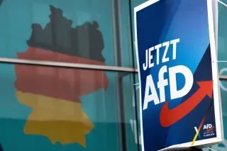 لافتة لحزب البديل من أجل ألمانيا (AfD) أمام خلفية خريطة ألمانيا، تعكس الجدل حول تصنيف الحزب كجماعة يمينية متطرفة في ألمانيا.