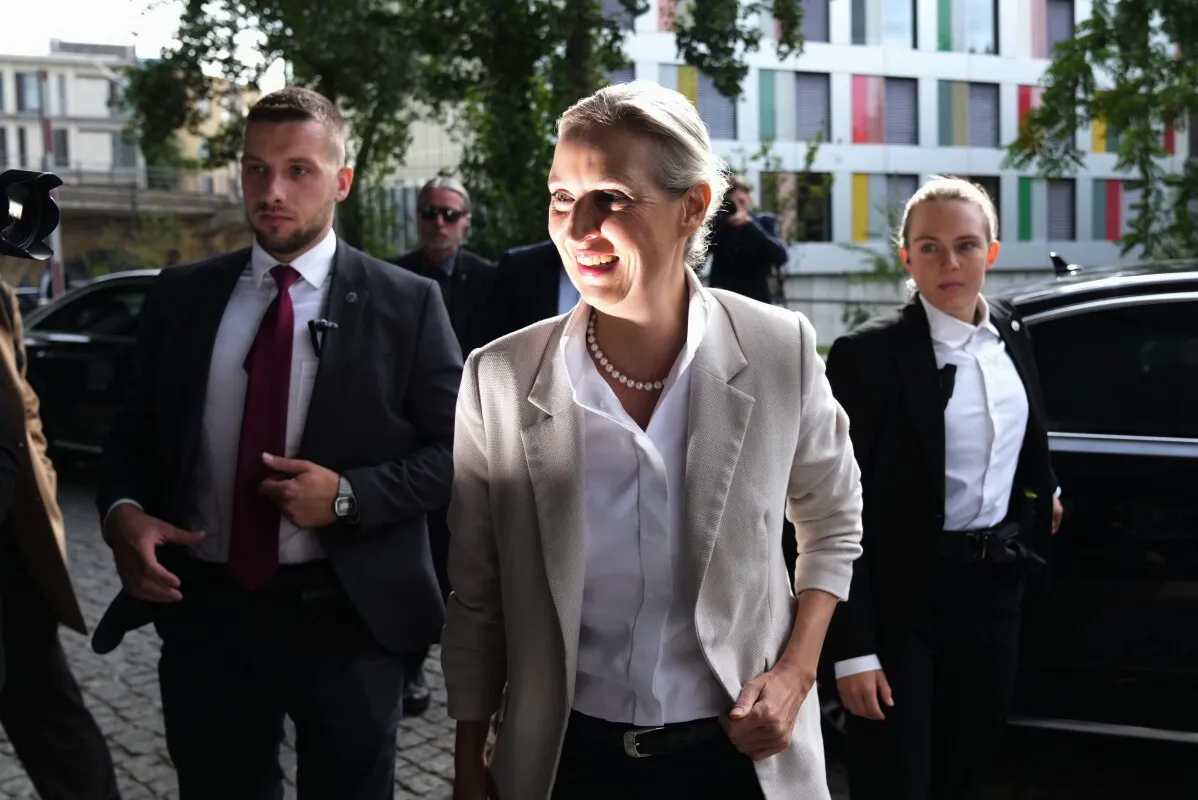 زعيمة حزب البديل لألمانيا تبتسم وسط حراسها بعد فوز الحزب في انتخابات ساكسونيا-أنهالت، مع تصاعد اليمين المتطرف في أوروبا.