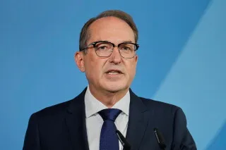 وزير الداخلية الألماني ألكسندر دوبريندت يتحدث في مؤتمر صحفي حول الهجوم بالطائرة المسيّرة على مطار Leipzig/Halle ودور روسيا فيه.