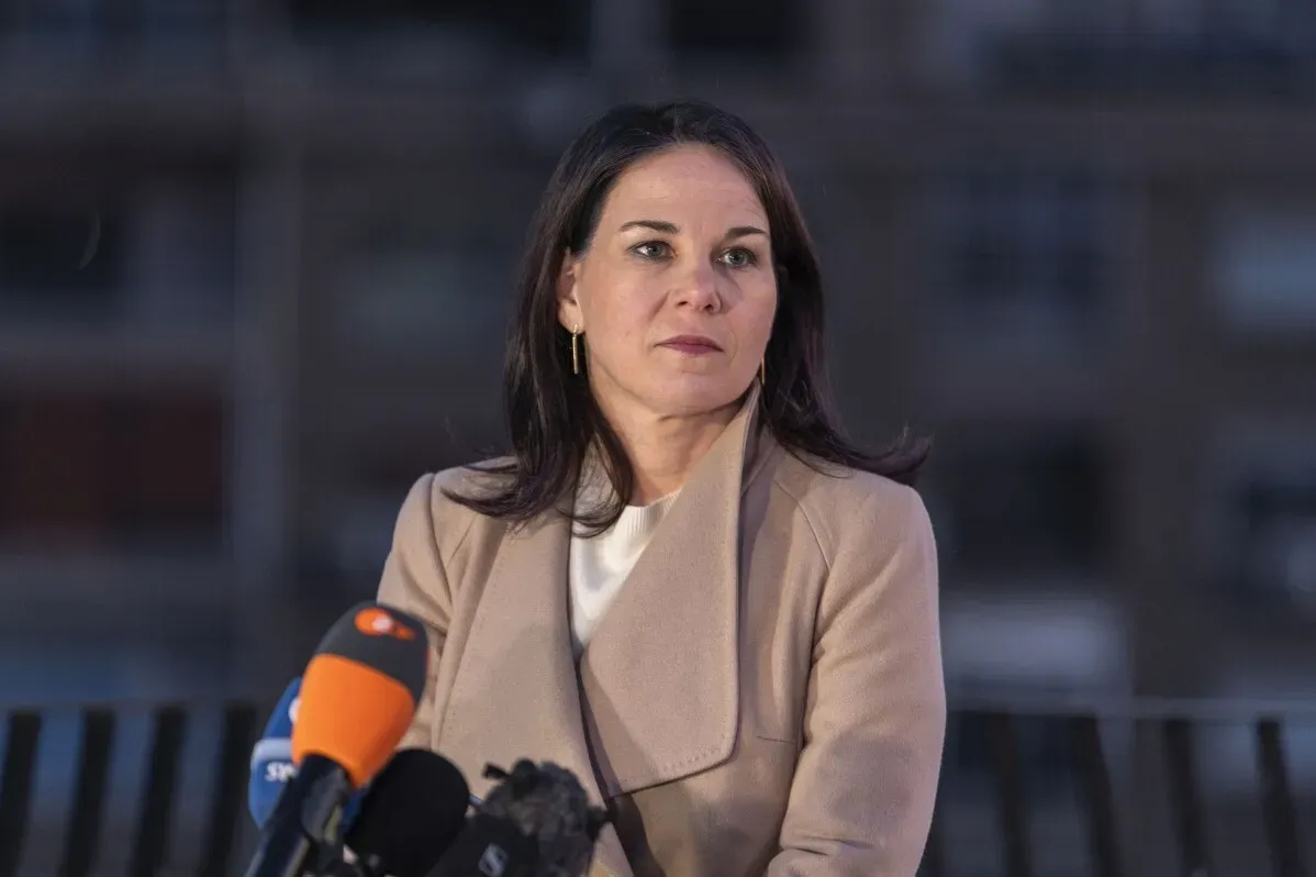 تصريح وزيرة الخارجية الألمانية أنالينا بايربوك خلال مؤتمر حول مستقبل سوريا، مع التركيز على العقوبات واحتياجات الشعب السوري.
