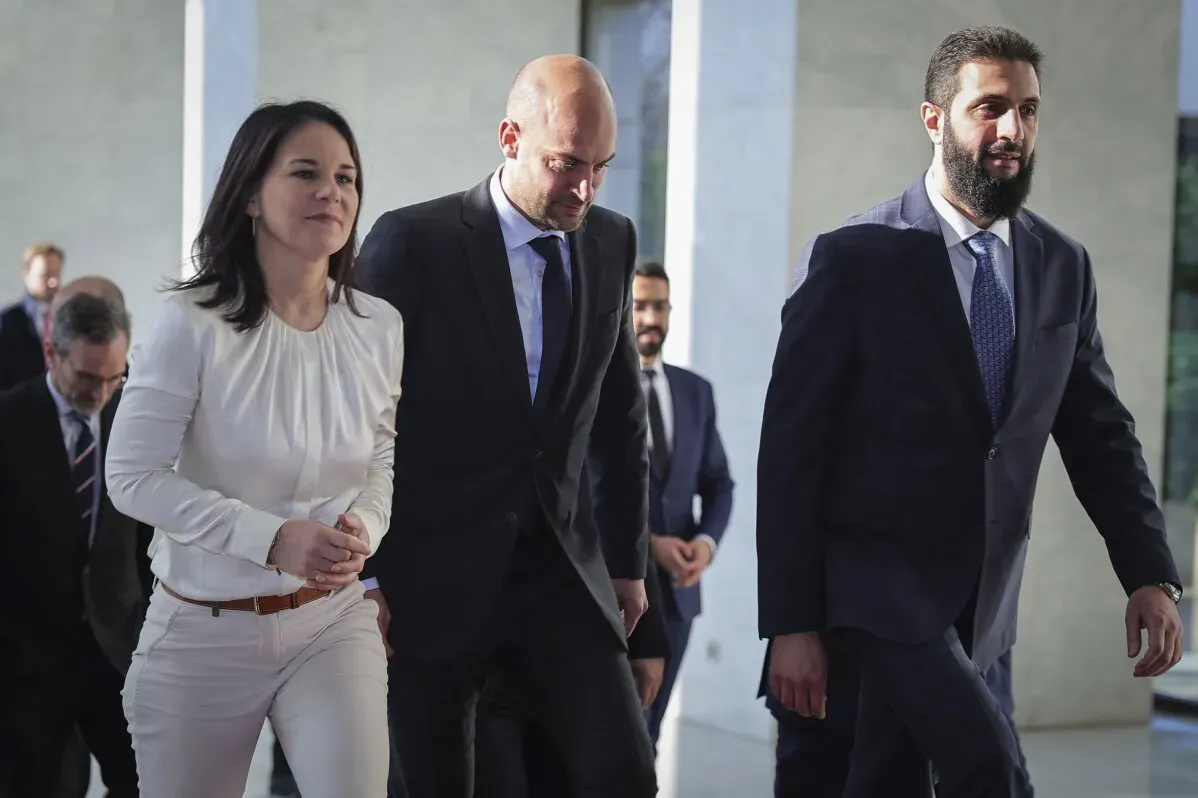 وزيرة الخارجية الألمانية أنالينا بايربوك تتحدث مع مسؤولين في مؤتمر حول مستقبل سوريا، مع التركيز على العقوبات والإغاثة.