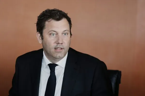 وزير المالية الألماني لارس كلينجبايل يتحدث عن زيادة الإنفاق الدفاعي إلى 3.5% من الناتج المحلي الإجمالي خلال مؤتمر صحفي.
