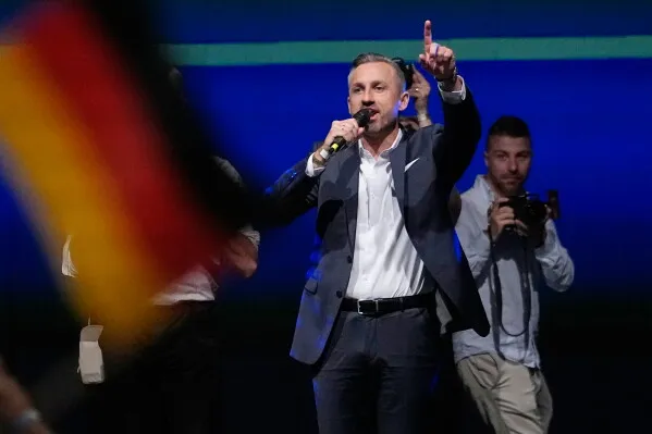 زعيم حزب البديل لألمانيا يتحدث بحماس خلال تجمع انتخابي في ولاية ساكسونيا-أنهالت وسط أجواء انتخابية متوترة في ألمانيا.