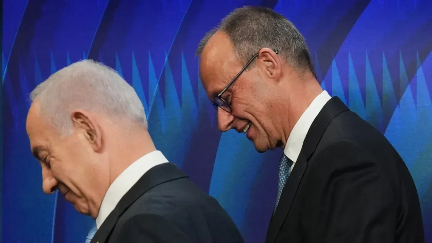 لقاء بين رئيس الوزراء الإسرائيلي بنيامين نتنياهو ووزير الداخلية الألماني ألكسندر دوبريندت، يعكس تعزيز العلاقات بين ألمانيا وإسرائيل.