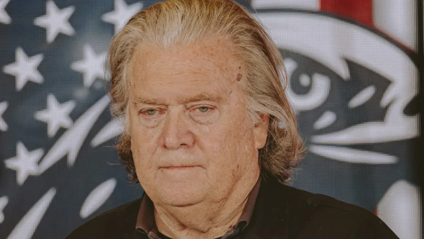 ستيف بانون، كبير المخططين الاستراتيجيين السابق، يعبر عن آرائه حول ضرورة إرسال نجل نتنياهو وأمراء الخليج إلى الجبهة في مواجهة إيران.