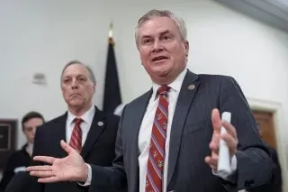 النائب جيمس كومر يتحدث في مؤتمر صحفي، مع خلفية العلم الأمريكي، حول استجواب غيسلين ماكسويل وعلاقاتها بإبشتاين.