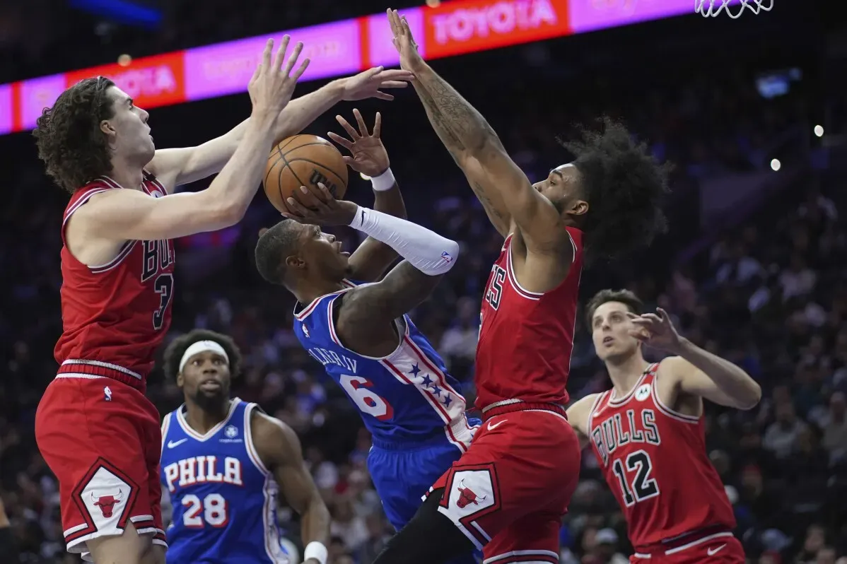 مواجهة مثيرة في كرة السلة بين شيكاغو بولز وفيلادلفيا 76ers، حيث يتنافس اللاعبون على الكرة وسط أجواء حماسية.