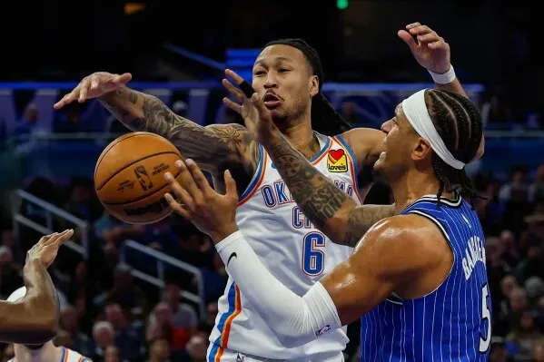 شاي جيلجوس-أليكساندر يتصدى لهجوم باولو بانشيرو خلال مباراة بين أوكلاهوما سيتي ثاندر وأورلاندو ماجيك في الدوري الأمريكي للمحترفين.