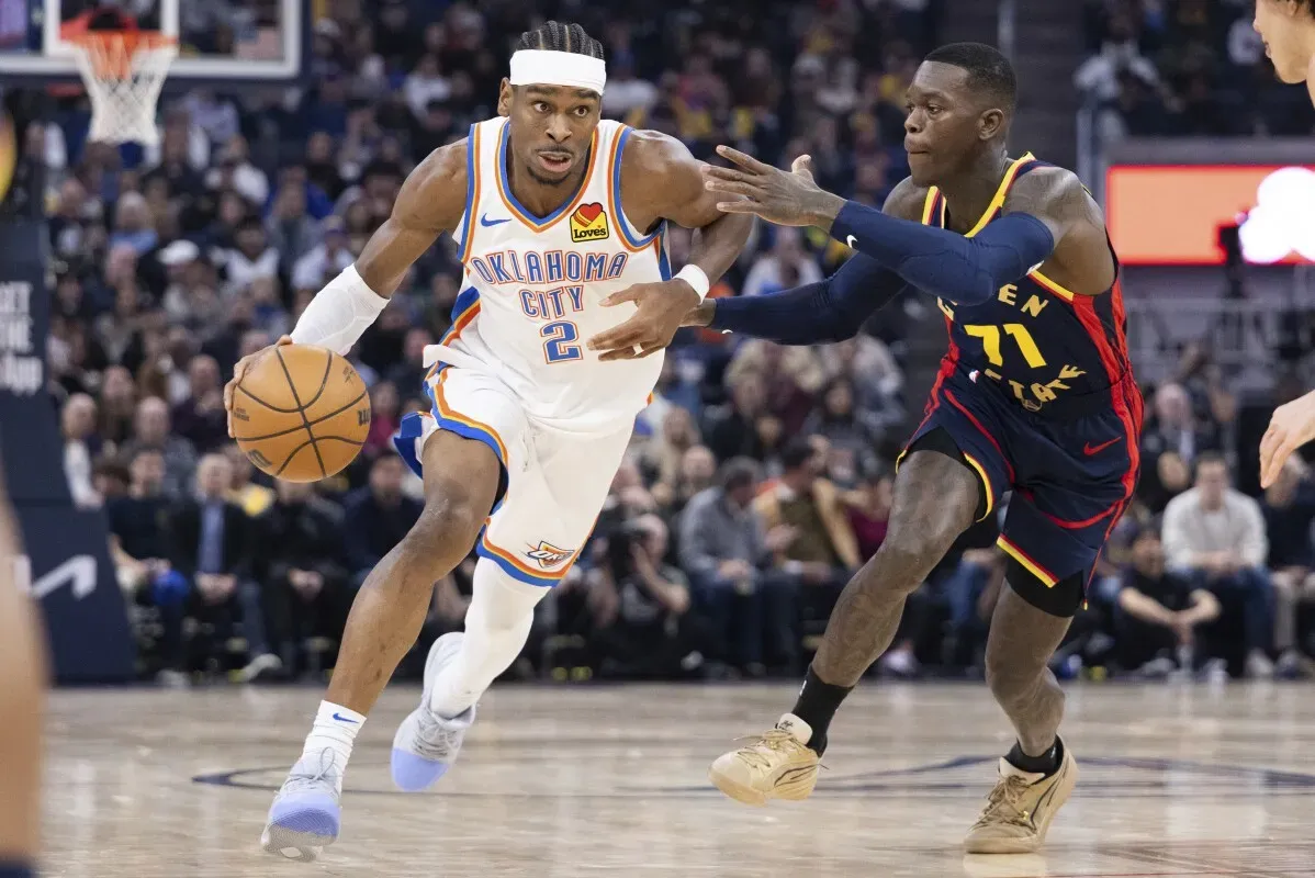 تسديدة سريعة من لاعب أوكلاهوما سيتي جيلجوس-أليكساندر، مع مدافع من غولدن ستيت يطارده، خلال مباراة مصيرية في دوري كرة السلة الأمريكي.