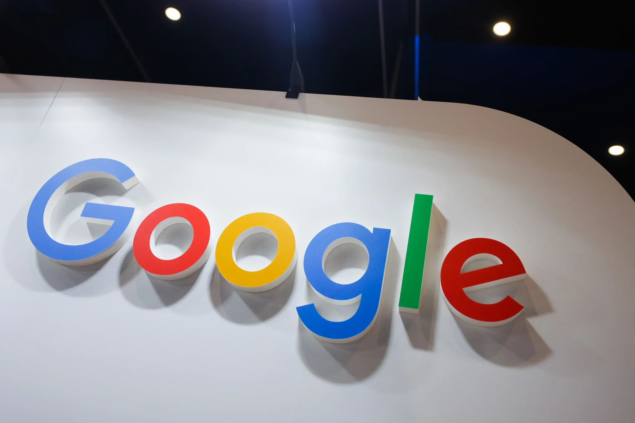 شعار Google ملون على جدار أبيض يعكس توسع إعلانات AI Mode دولياً لتعزيز نمو إيرادات البحث عبر الذكاء الاصطناعي.