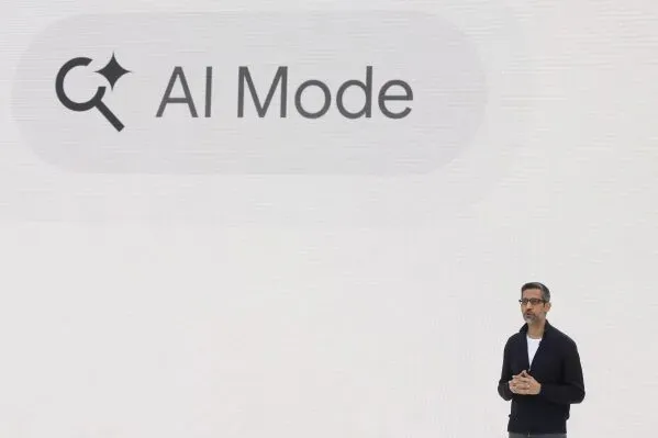 سودار بيتشاي، الرئيس التنفيذي لشركة جوجل، يتحدث أمام شاشة تعرض عبارة "وضع الذكاء الاصطناعي"، في سياق التحولات القانونية والتكنولوجية التي تواجه الشركة.