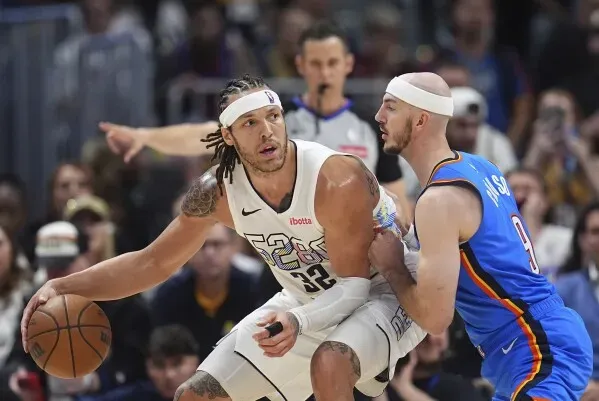 آرون جوردون لاعب دنفر ناجتس يتجاوز مدافع ثاندر، مع التركيز على إصابته في أوتار الركبة وتأثيرها على مشاركته في المباراة السابعة.