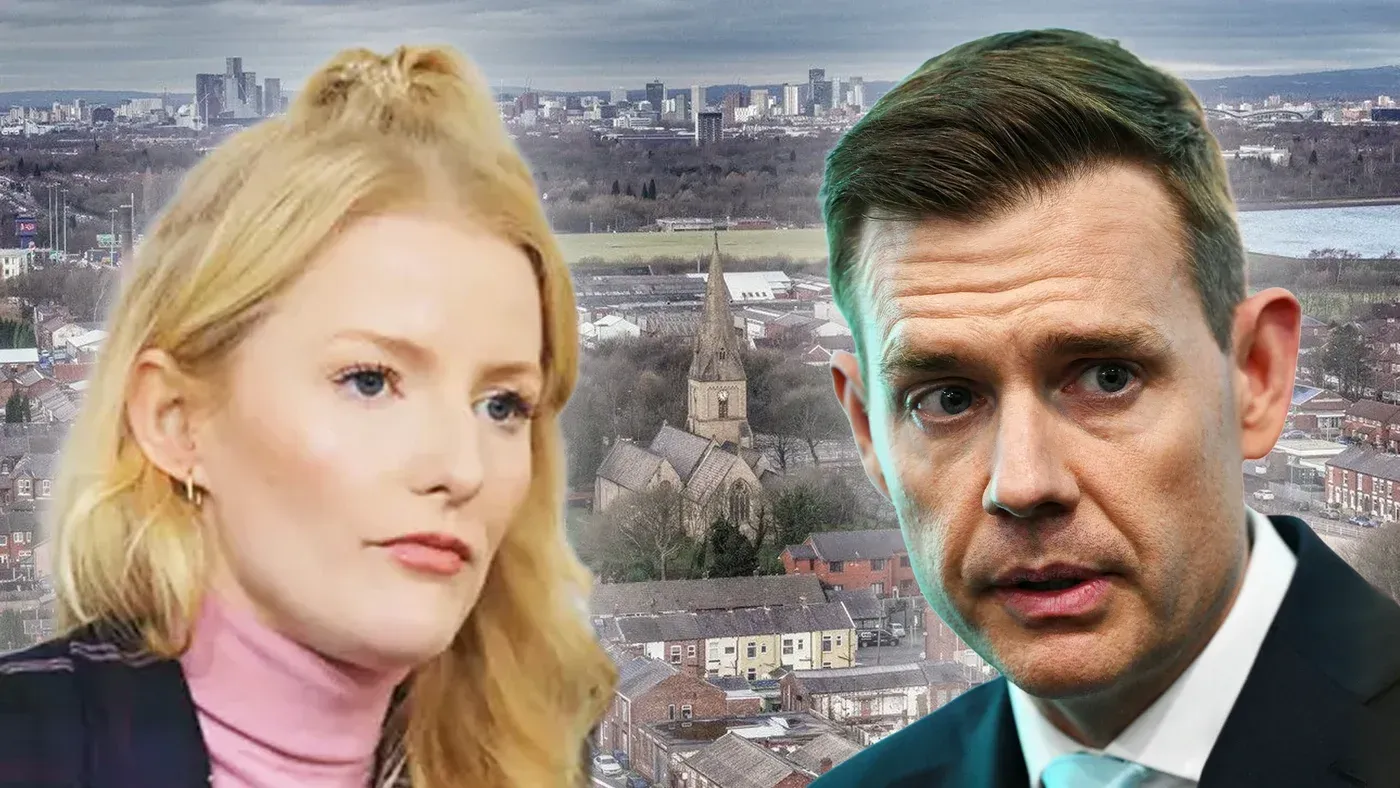 صورة تظهر سارة بوتشين، نائبة عن حزب الإصلاح، ومات جودوين، مرشح الحزب، مع خلفية لمنطقة غورتون ودينتون في مانشستر الكبرى.