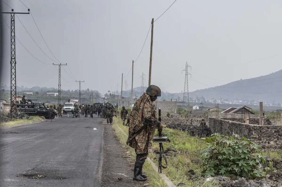 جنود كونغوليون يقيمون نقطة تفتيش على طريق شمال كيفو، مع توتر ملحوظ في غوما بعد تقدم متمردي حركة 23 مارس.