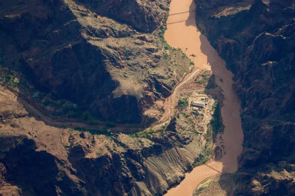 وادي Grand Canyon بعد فيضان أغسطس 2024، يظهر النهر المتدفق بين الجبال والتضاريس الوعرة التي تأثرت بالبنية التحتية المائية القديمة.