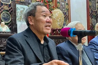 نورمان وونغ، حفيد Wong Kim Ark، يتحدث في مؤتمر صحفي دفاعاً عن حق الجنسية بالولادة في الولايات المتحدة.
