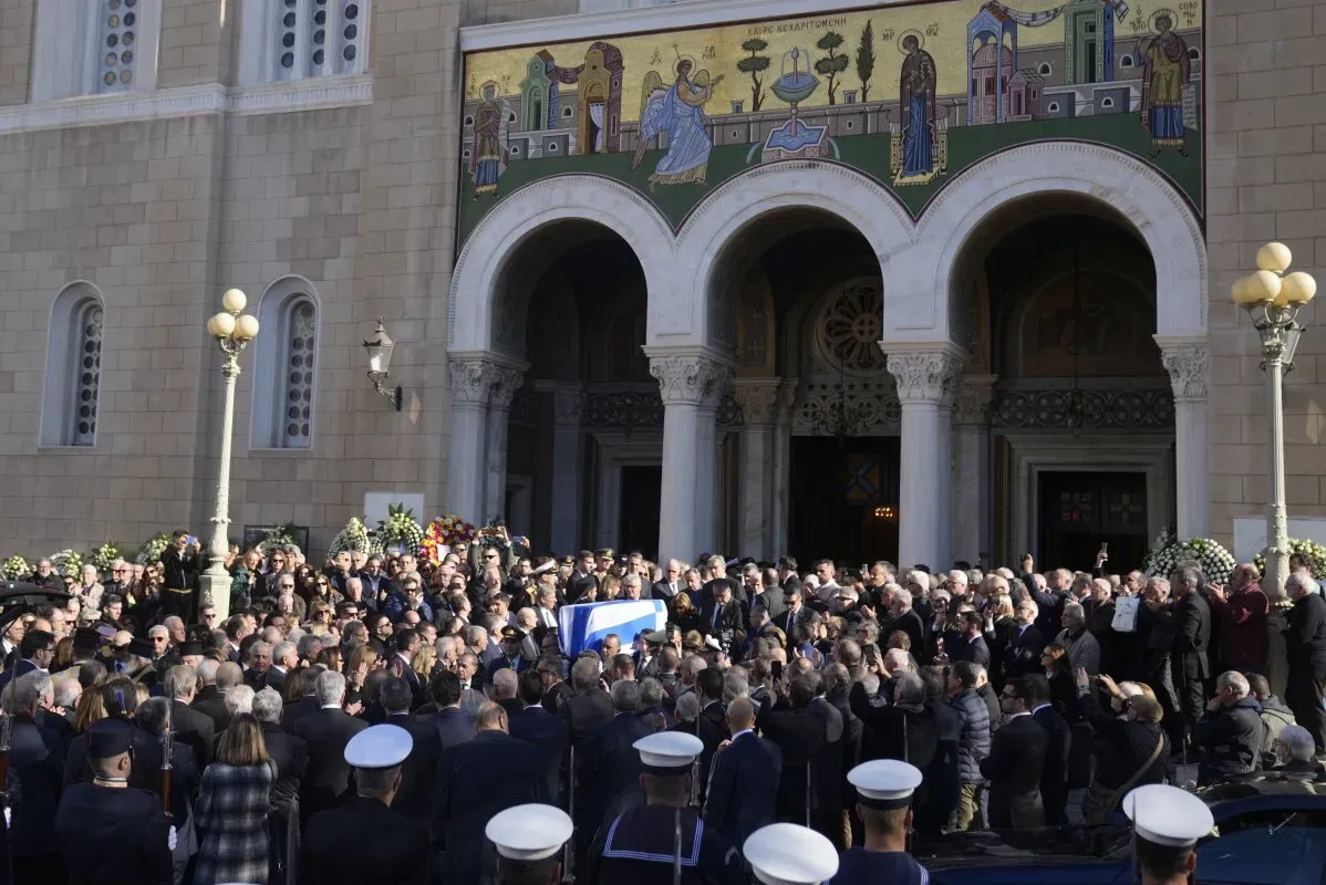 تجمع حشد كبير من المشيعين أمام الكاتدرائية المركزية في أثينا لتوديع رئيس الوزراء السابق كوستاس سيميتيش، حاملين نعشه المغطى بعلم اليونان.
