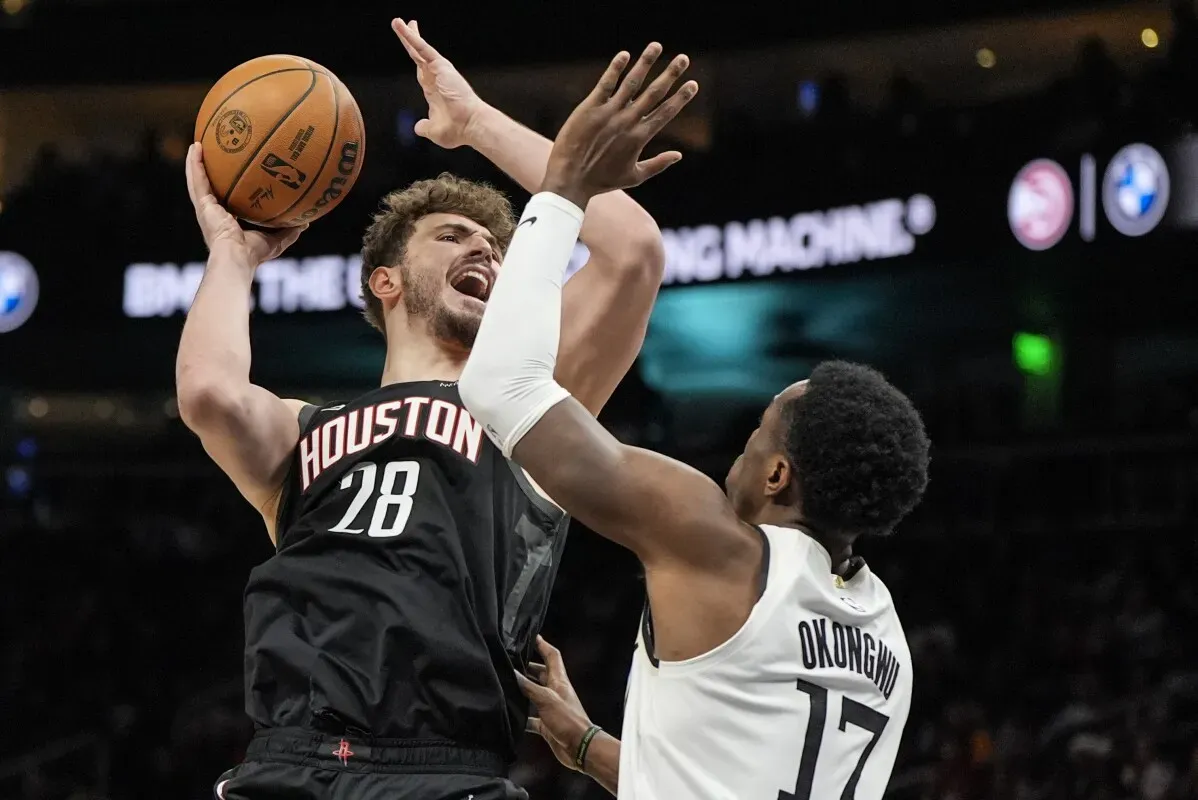جالين جرين يتحدى دفاع أتلانتا هوكس خلال مباراة NBA، حيث سجل 25 نقطة، وحقق هيوستن روكتس الفوز 100-96.