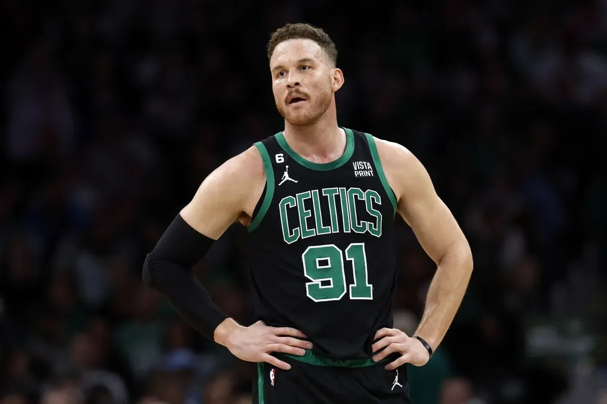 بليك جريفين، لاعب كرة سلة سابق، أثناء أحداث مباراة، يرتدي قميص فريق بوسطن سلتكس برقم 91. الدوري الأمريكي للمحترفين في تشرين الأول.
