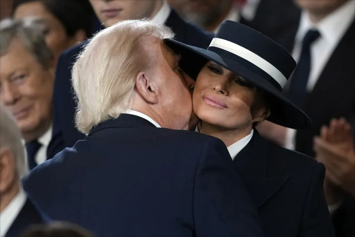لحظة عاطفية بين الرئيس السابق دونالد ترامب وزوجته ميلانيا في حفل تنصيبه، حيث يحمل كلاهما تعابير متباينة من المشاعر.