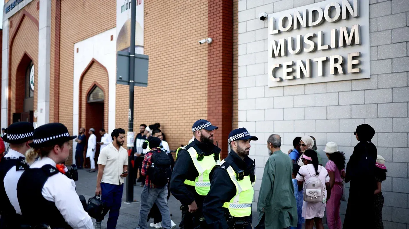 مركز لندن الإسلامي مع وجود شرطة ومواطنين في محيطه، يعكس تفاعل المجتمع مع قضايا الاستغلال الجنسي للأطفال.